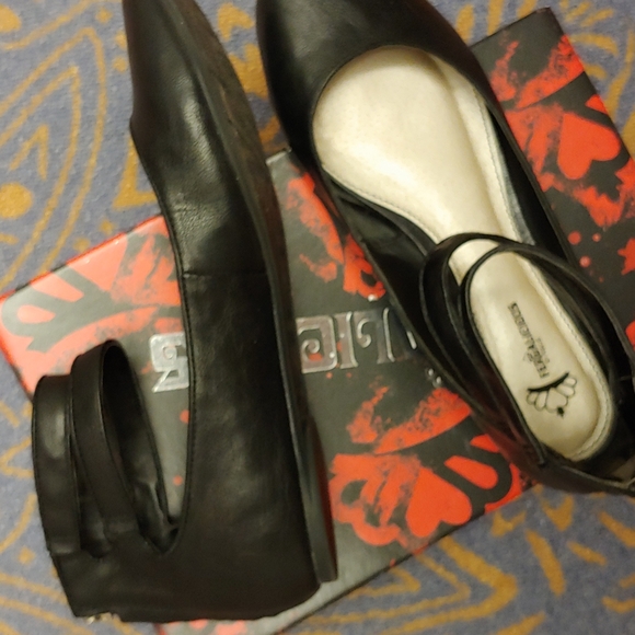 Fergilicious by Fergie leather shoes - black - Size 10-fits 91/2 - Picture 6 of 7